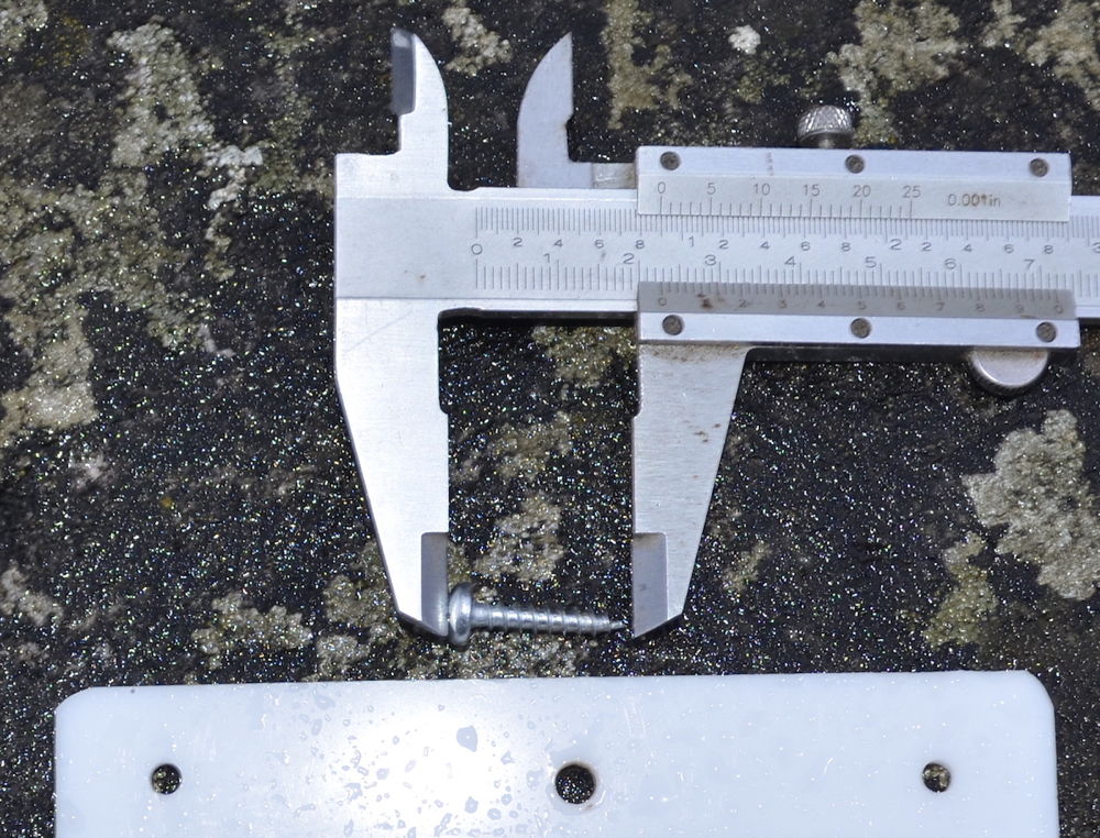Un plaque au hasard, que nous avons dévissée (puis revissée dans le même « trou ») pour mesurer la longueur de la vis : environ 2cm pour 3mm de diamètre