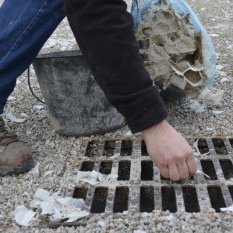Les gros morceaux ont été enlevés à la main. Pour les plus petits, un volontaire a imaginé un système de tri avec des seaux d'eau (le matériau flotte).
