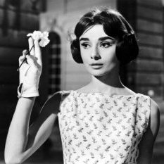 La fleur entre l'index et le majeur est une métaphore de l'adhérent du ciné-club François Truffaut bénéficiant de la double programmation