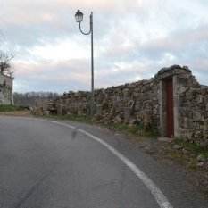 On voit bien les deux traces de pneu en ligne droite vers les troisième borne.