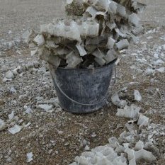 Les volontaires avaient ramassé un sac d'1m3 de plastiques. Cela allait relativement vite, puisque les morceaux délités étaient de grande taille. Suite à cette première « part du colibri » des Cousin•es, la Mairie avait réagit en faisant retirer, la semaine suivante, une partie des plaques alvéolaires, laissant celles des emplacements... ainsi que tous les petits bouts de plastiques, impossibles à ramasser à la machine. Moins voyants, ces derniers n'en sont pas moins néfastes pour l'environnement.
